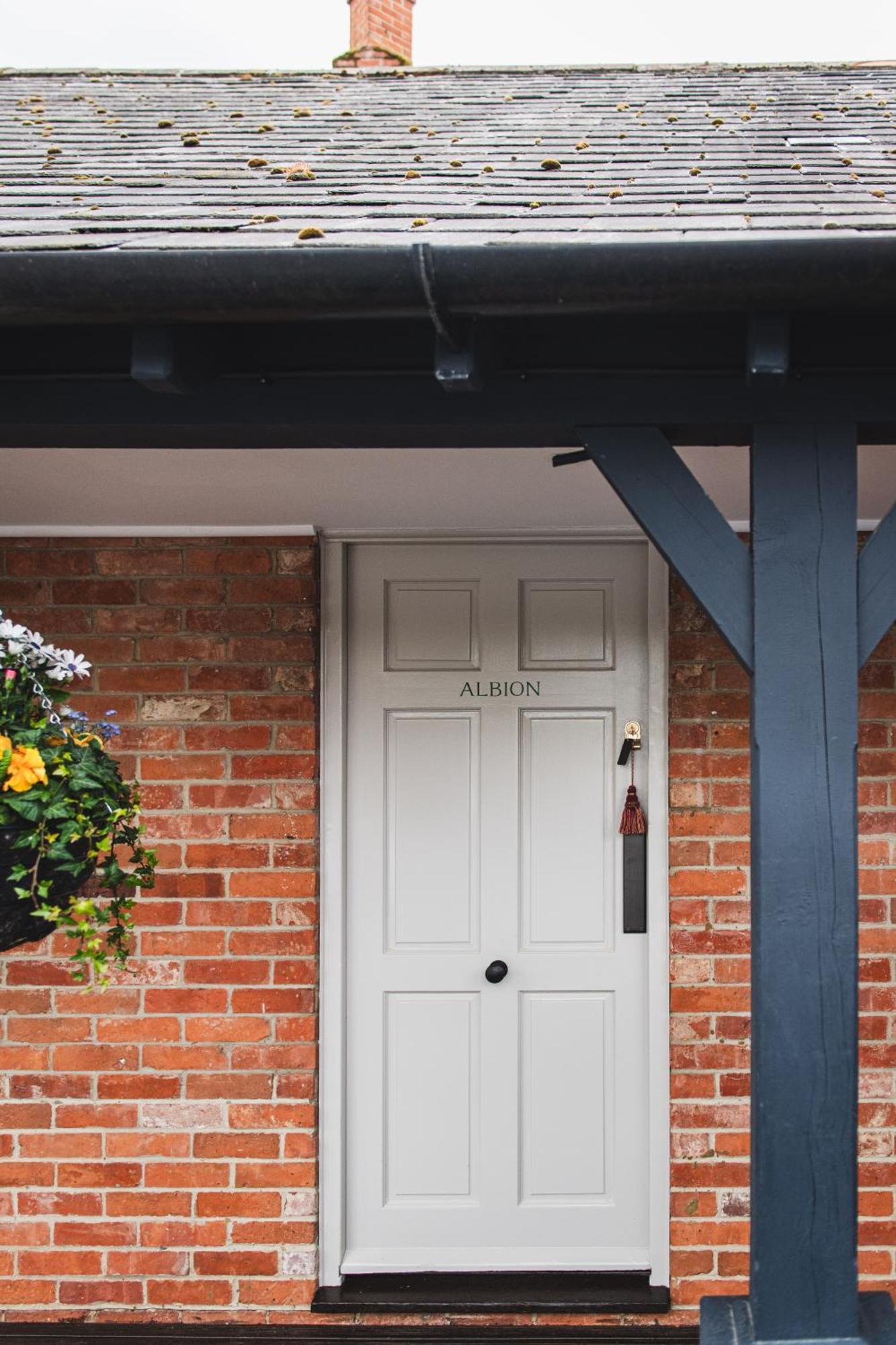 Bel And The Dragon-Odiham Hotel Exterior photo